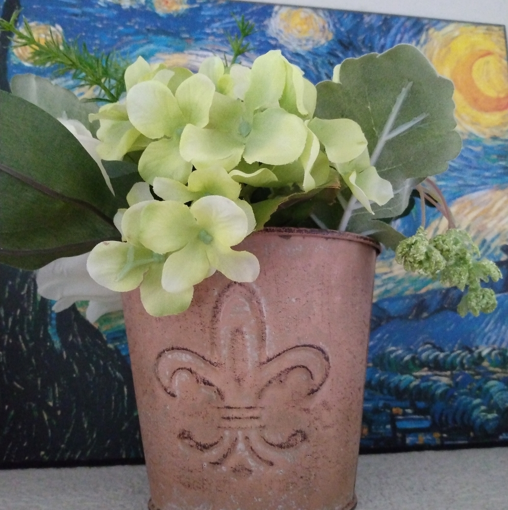 Fleur-de-lis fleur de lys metal flower pot with floral arrangement